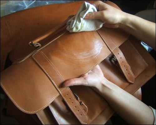 Các bạn đã biết cách bảo quản túi da handmade chưa nào?