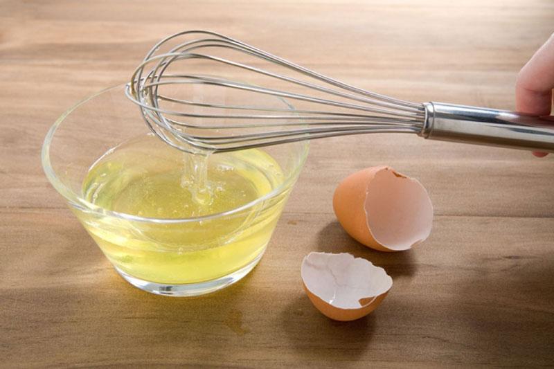 Đánh bóng da thật với lòng trắng trứng