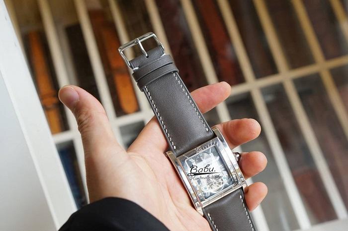 Hướng dẫn phân biệt dây đồng hồ da bò thật hay giả chính xác, đơn giản