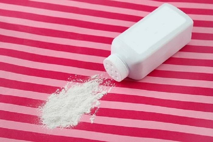 Phấn rôm em bé cũng có tác dụng loại bỏ mùi nấm mốc tương tự như bột Baking Soda