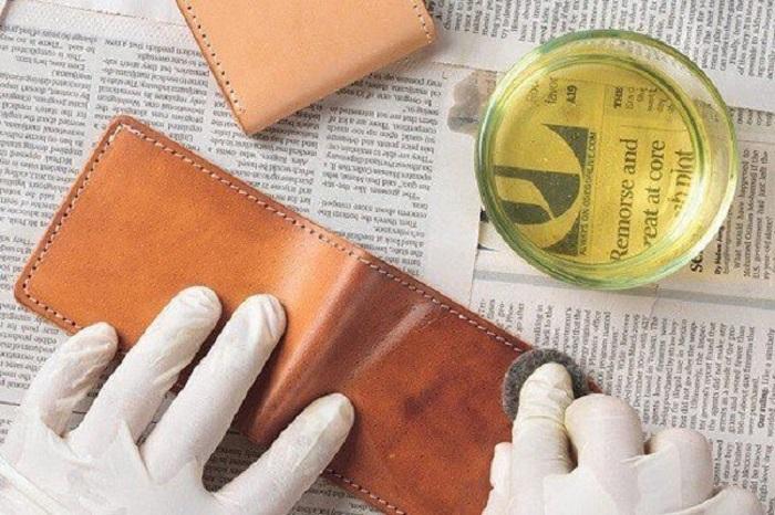 Với các mẫu ví làm từ da bò thông thường, bạn có thể vệ sinh ví nhanh chóng bằng cồn
