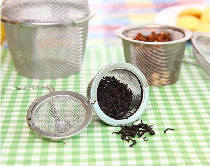 Bạn có thể sử dụng bột Baking Soda hoặc bã trà khô đựng trong túi nhỏ để khử mùi cho ví