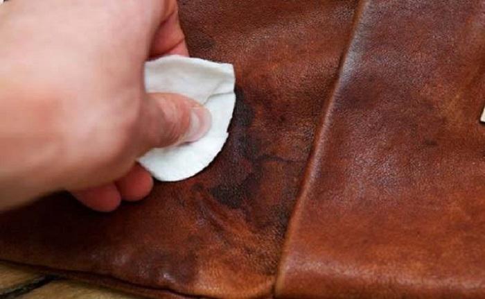 Các vết bẩn trên ví da lộn thường khó làm sạch hơn các loại da khác