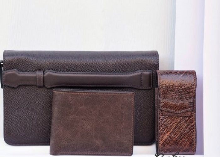 Nguyên nhân khiến bóp nam mới mua về có mùi hôi và cách xử lý