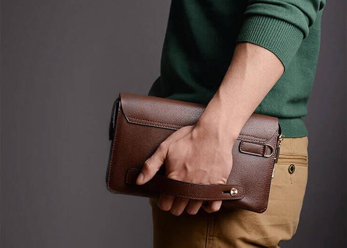 Mua ví nam cầm tay hàng hiệu ở đâu?