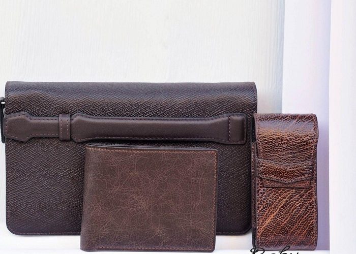 5 tuyệt chiêu làm sạch ví nam cao cấp bị dính màu tại nhà